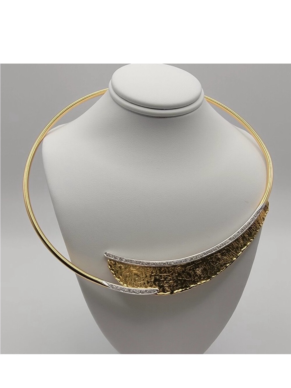 18k Gold Textured Crescent Collar Necklace with 0.20ct Diamonds - Picture 1 of 11